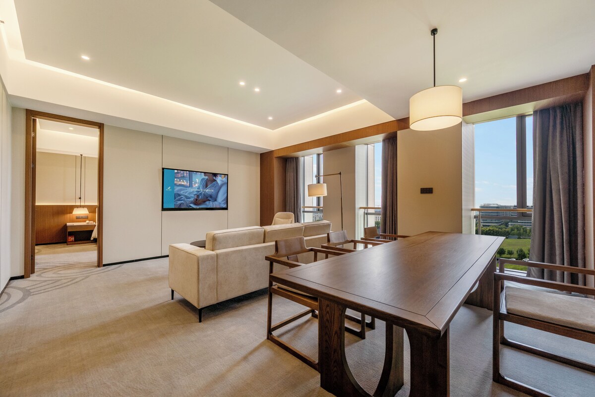 Business Suite | Living room | 55-inch LCD TV with cable channels, streaming services