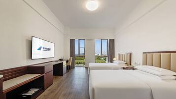 Habitación empresarial con 2 camas individuales | Edredón, escritorio, espacio para trabajar con laptop y wifi gratis