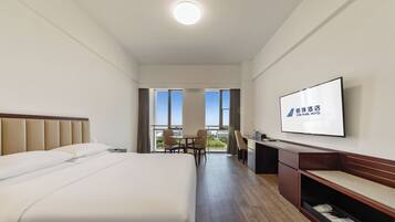 Business Room | Down comforters, desk, laptop workspace, free WiFi