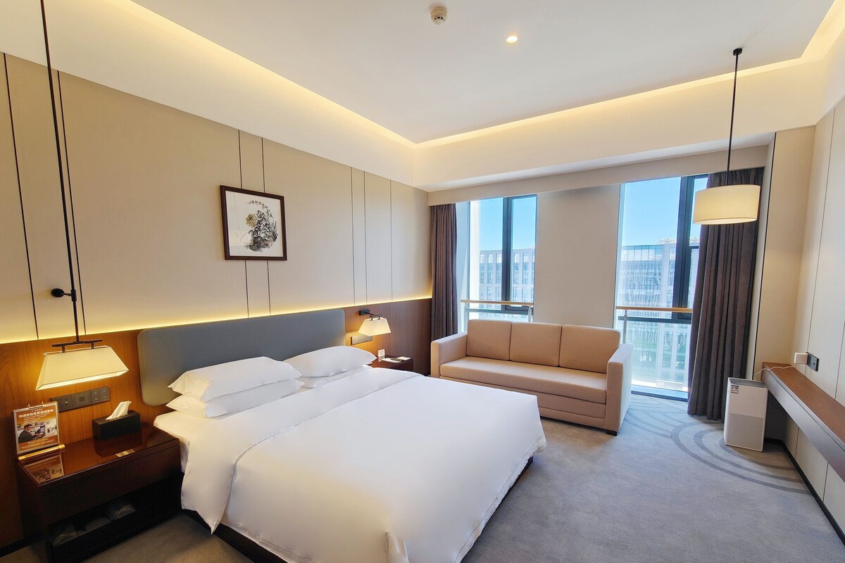 Executive Double Room | Down comforters, desk, laptop workspace, blackout drapes