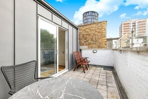 Outdoor dining - 90sqM 3BR 2Bath 2Balcony 99" TV Suit Family of 6 (Greater London)