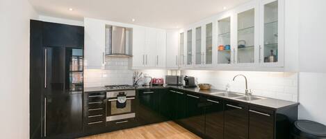 Kühlschrank, Mikrowelle, Ofen, Herdplatte