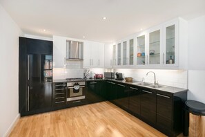 Een koelkast, een microgolfoven, een oven, een kookplaat