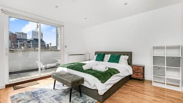 3 dormitorios, escritorio, tabla de planchar con plancha y cuna de viaje