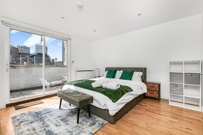 3 slaapkamers, een bureau, een strijkplank/strijkijzer, reisbedje