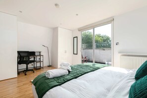 Une chambre à coucher avec un lit, un bureau et une chaise.
