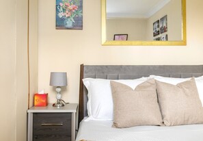 Iron/ironing board, travel crib, WiFi, bed sheets - Shoreditch Cute City Studio for a Couple with Balcony and in Zone 1 (Greater London)