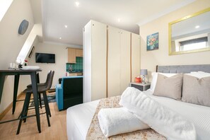 Iron/ironing board, travel cot, WiFi, bed sheets - Shoreditch Cute City Studio for a Couple with Balcony and in Zone 1 (Greater London)