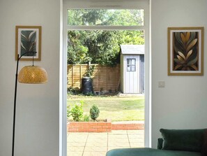 A room with a door leading to a garden, a small shed, and a black trash bin. - 5 BR 3Bathroom Modern House with Garden near Hampstead Heath Sleeps 10 (Greater London)