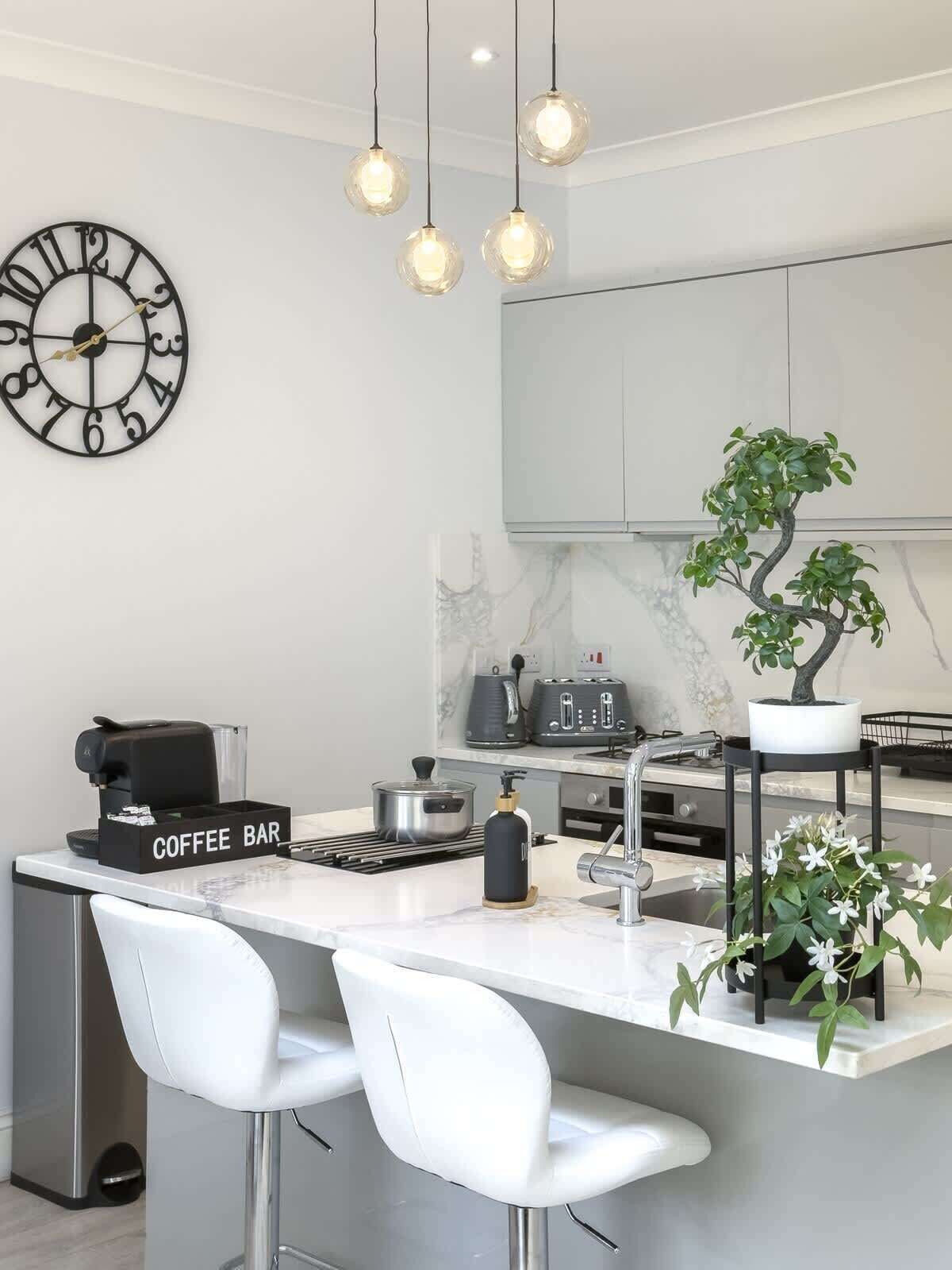 Jääkaappi, mikroaaltouuni, uuni, liesi