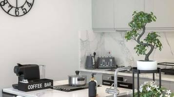 Jääkaappi, mikroaaltouuni, uuni, liesi