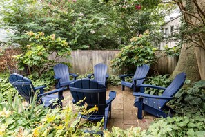Terrace/patio - Boutique Historic Cedar Home 2 blocks from the Waterfront, USNA and Main Street (Annapolis)