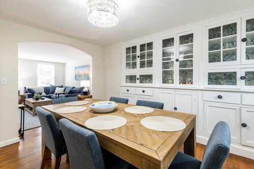 Boutique Historic Cedar Home 2 blocks from the Waterfront, USNA and Main Street