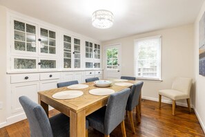 Dining - Boutique Historic Cedar Home 2 blocks from the Waterfront, USNA and Main Street (Annapolis)