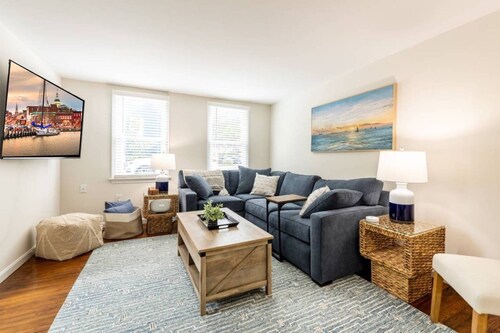 Boutique Historic Cedar Home 2 blocks from the Waterfront, USNA and Main Street