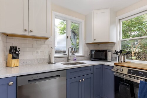 Boutique Historic Cedar Home 2 blocks from the Waterfront, USNA and Main Street