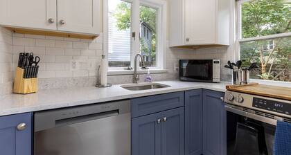 Boutique Historic Cedar Home 2 blocks from the Waterfront, USNA and Main Street