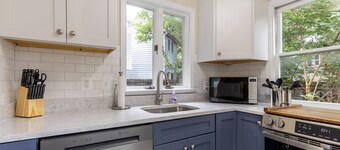 Boutique Historic Cedar Home 2 blocks from the Waterfront, USNA and Main Street