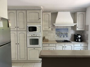 Fridge, microwave, dishwasher, cookware/dishes/utensils