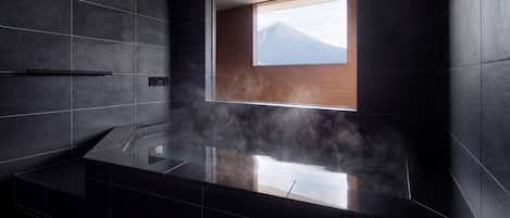 Sanga Nature Fujinomiya | Baño | Tina con regadera, amenidades de baño gratuitas, secadora de cabello