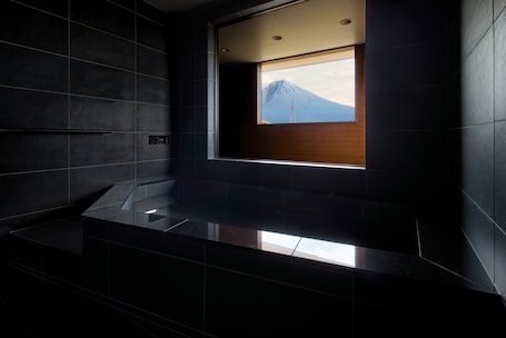 Traditional House, Mountain View | Bathroom | Combined shower/tub, free toiletries, hair dryer, towels