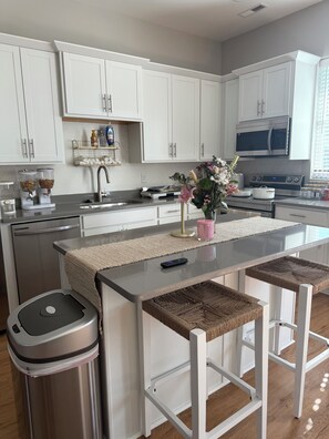 Fridge, microwave, oven, stovetop - Home away from Home. Charming 3-bedroom townhome in the heart of Chattanooga (Chattanooga)