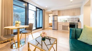 Eine moderne Wohnung mit Essbereich, Wohnzimmer und Küche.