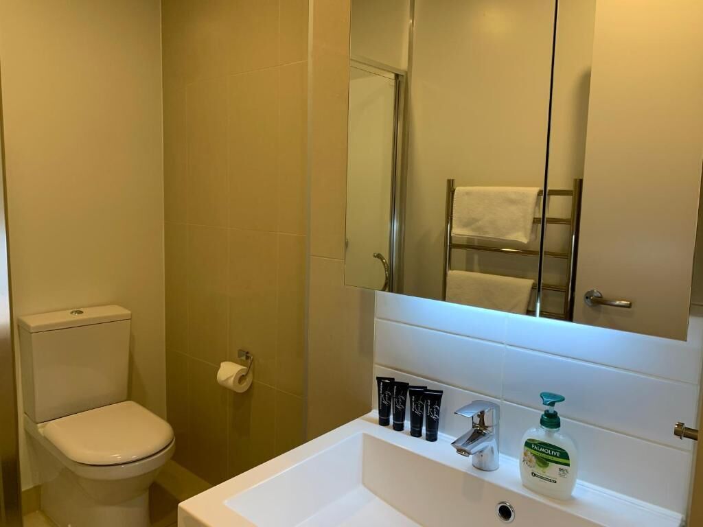 Appartement Deluxe, vue ville | Salle de bain | Douche, sèche-cheveux, serviettes fournies, savon