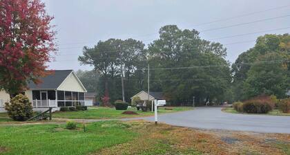 Quaint cottage in charming Rehoboth Beach with WiFi, AC