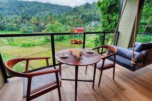 Quarto casal luxo, sacada, vista para a montanha | Opções para refeição no quarto
