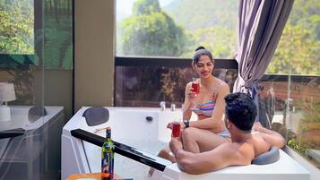 Honeymoon Suite, Balcony, Mountain View | Private spa tub