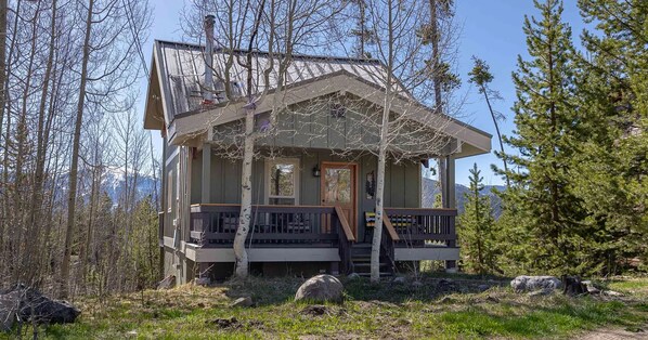Exterior - Charming Cozy Cabin with Mountain Views (Grand Lake)