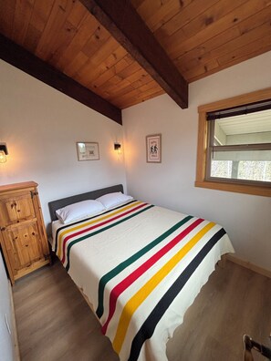 3 bedrooms, WiFi, bed sheets - Charming Cozy Cabin with Mountain Views (Grand Lake)