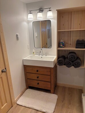 Douche, sèche-cheveux, serviettes fournies, savon