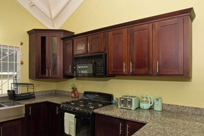 Cookware/dishes/utensils - DeJean (Ocho Rios)