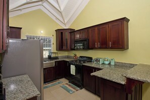 Keittoastiat/astiat/ruokailuvälineet