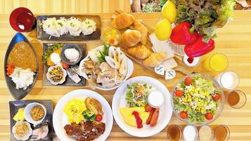 Daily buffet breakfast (JPY 2200 per person)