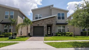 Exterior - Stunning 5-Bedroom Home with Pool (Kissimmee)