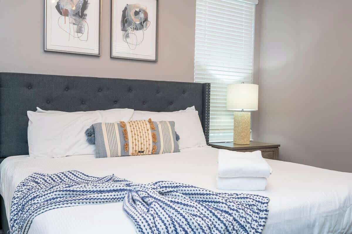 5 habitaciones, tabla de planchar con plancha, wifi y ropa de cama 
