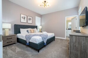 5 Schlafzimmer, Schreibtisch, Bügeleisen/Bügelbrett, WLAN