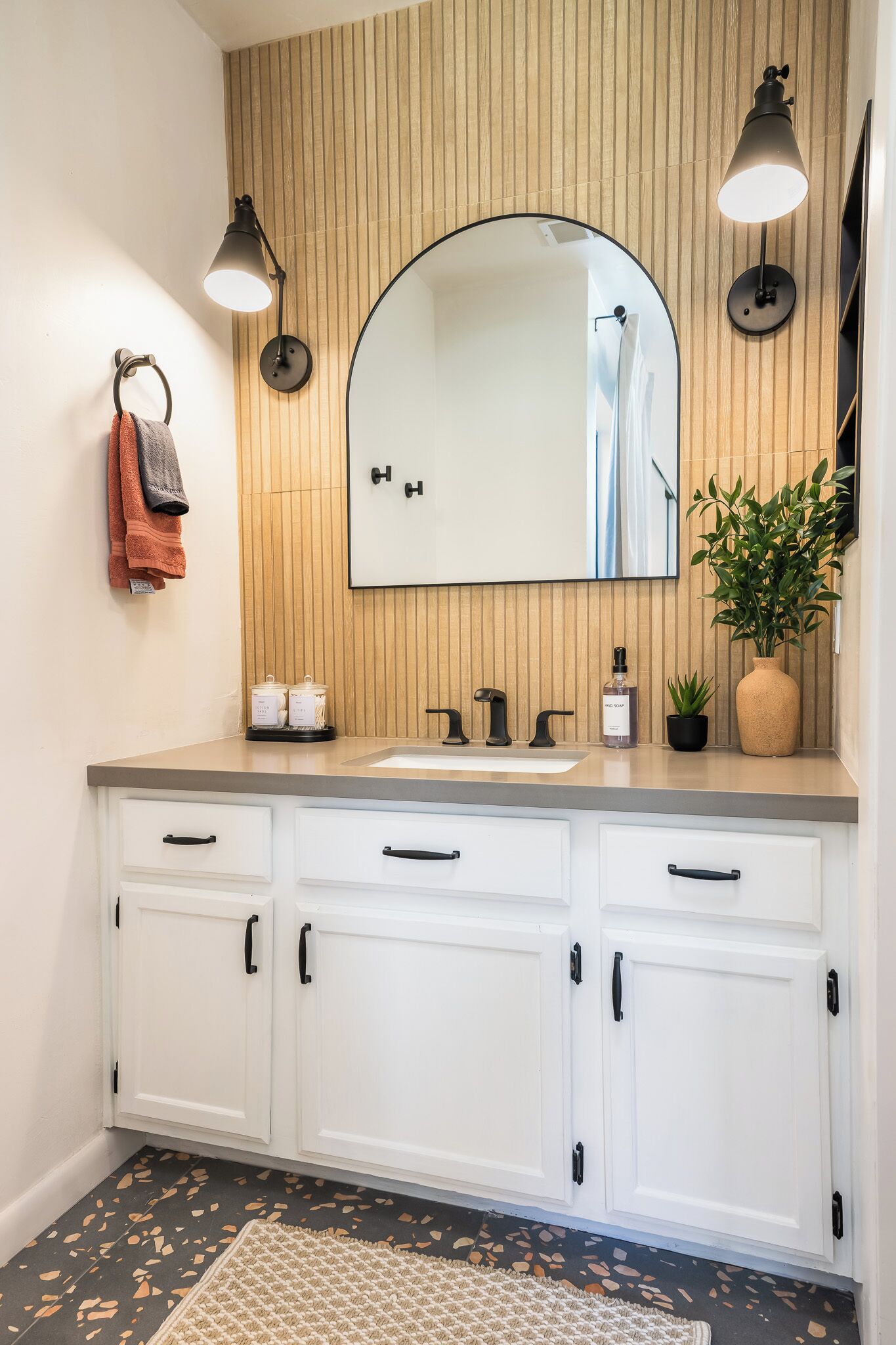 Dusj, hårføner, håndklær og såpe