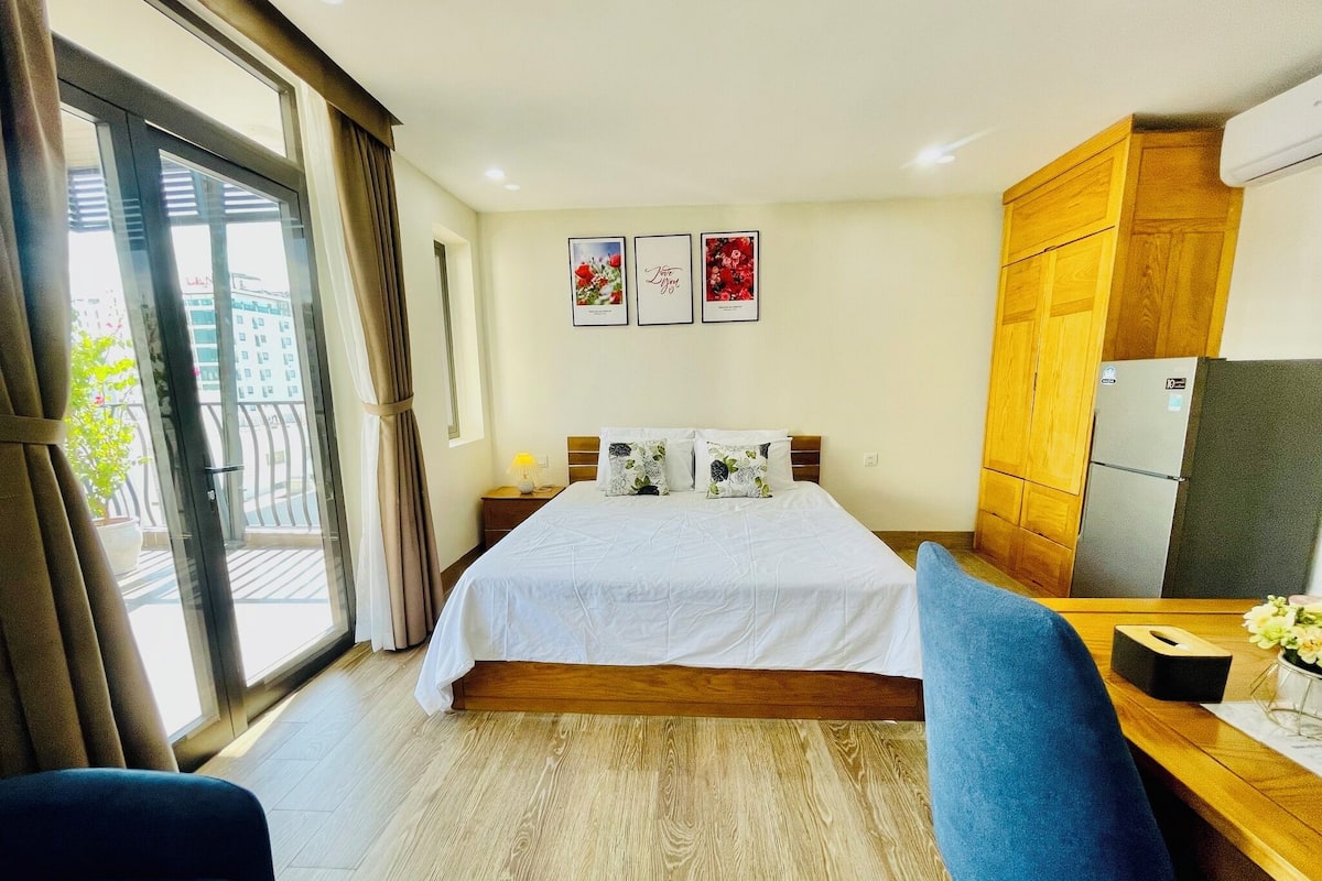 Panoramic Studio, Balcony, City View | 1 bedroom, premium bedding, individually decorated