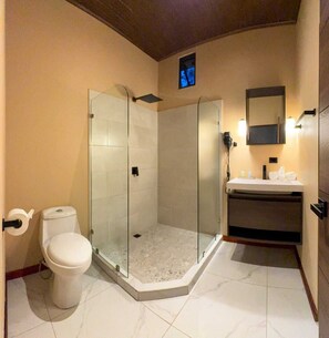 Douche, sèche-cheveux, serviettes fournies, savon