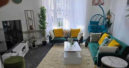 Glams luxury stylish apartment
minute walk to west park&the city center outlet.
