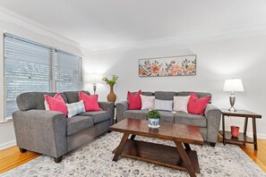 Smart TV, printers - Charming 2-bedroom house with WiFi, AC in enchanting Montgomery (Montgomery)