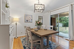 Dining - Charming 2-bedroom house with WiFi, AC in enchanting Montgomery (Montgomery)