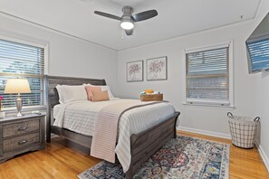 2 bedrooms, in-room safe, desk, iron/ironing board - Charming 2-bedroom house with WiFi, AC in enchanting Montgomery (Montgomery)