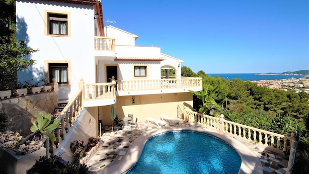 A two-story house with a swimming pool, a balcony, and a view of the sea. - Villa- Impala in Javea (Javea)