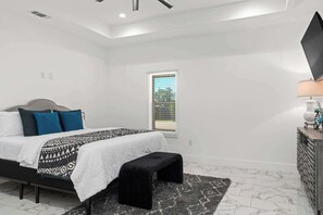 3 quartos, ferros/tábuas de passar roupa, roupa de cama
