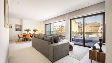 Classic Penthouse, City View | Living area